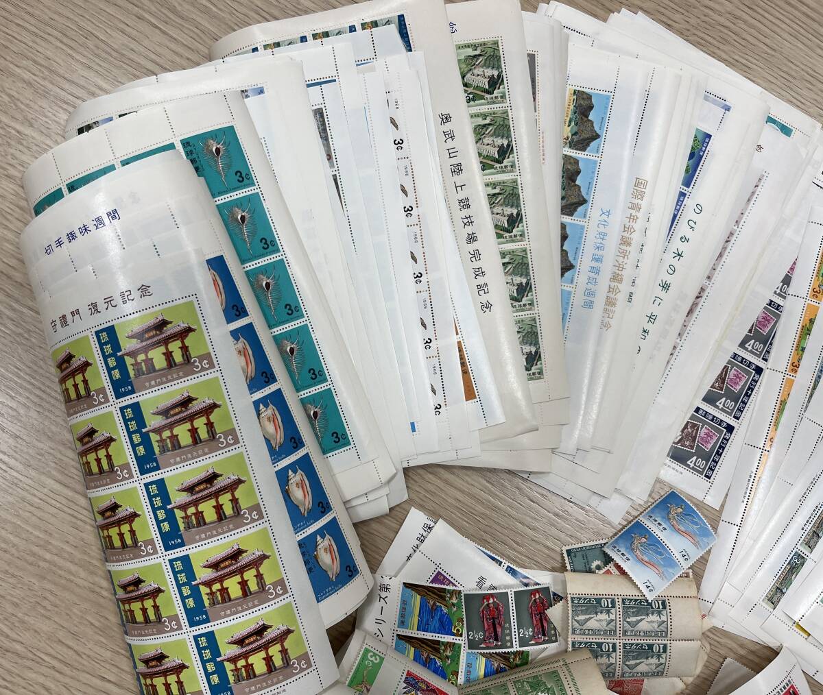 ＃20738 琉球切手 おまとめ シート多数 琉球郵便 総重量310g以上 長期保管品の画像2