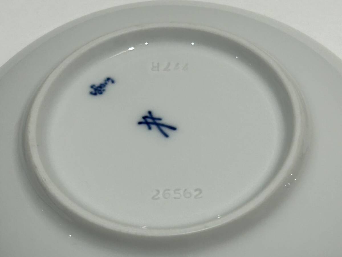 【OMO401YS】Meissen マイセン ホワイトレリーフ 高級食器 カップ＆ソーサー ペア 2客セット 陶磁器 洋風 ティータイム 中古品の画像9