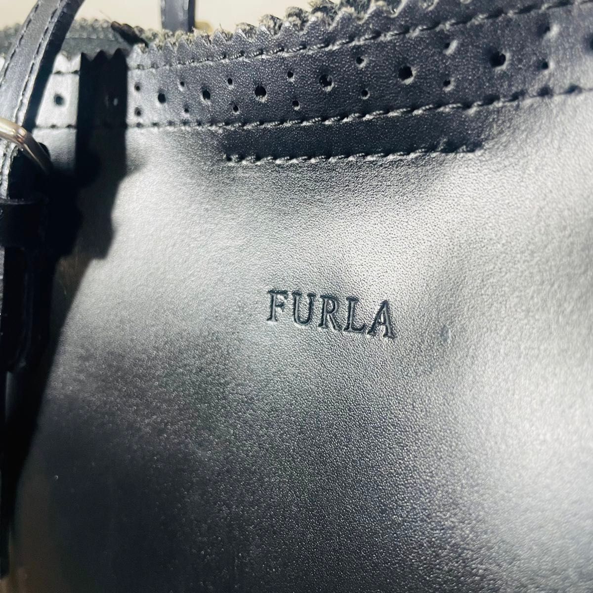 フルラ　トートバッグ　FURLA バッグ黒　ブラックパンチング　レザーレディース　バッグポーチ付き