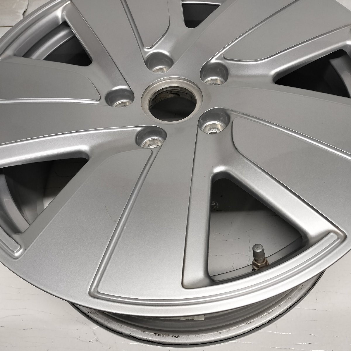 ◆配送先指定あり◆ 高級品！ 希少！ 19x8J ポルシェ タイカン 純正 フロント用 5H -130 9J1601025B 1本のみ Porsch_画像2