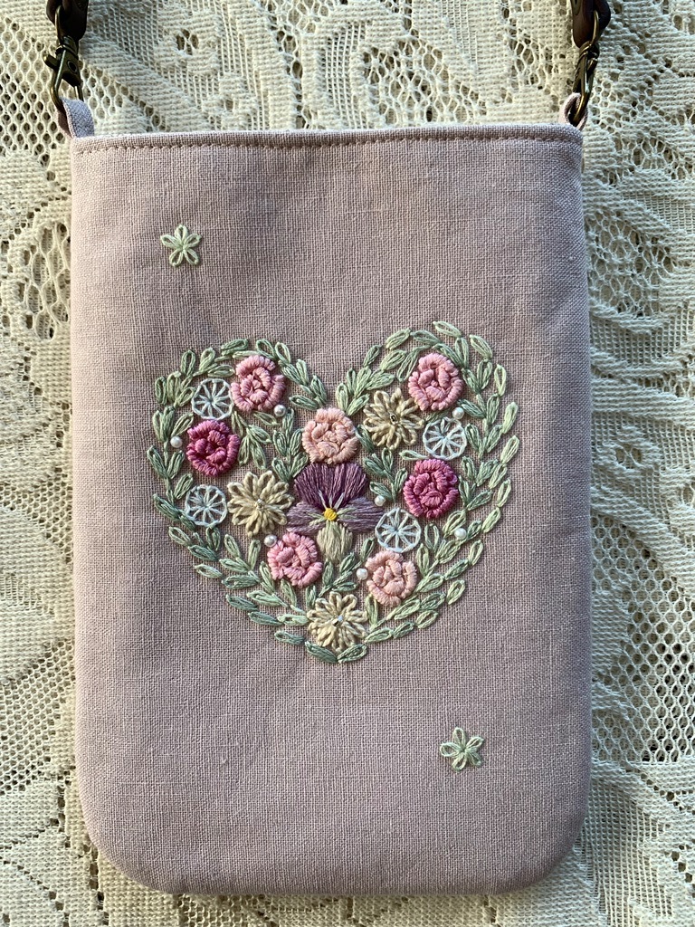 ハンドメイド、手刺繍、「ハート模様の花々のスマホ＆グラスケース」　２way　、モーブ色_画像7