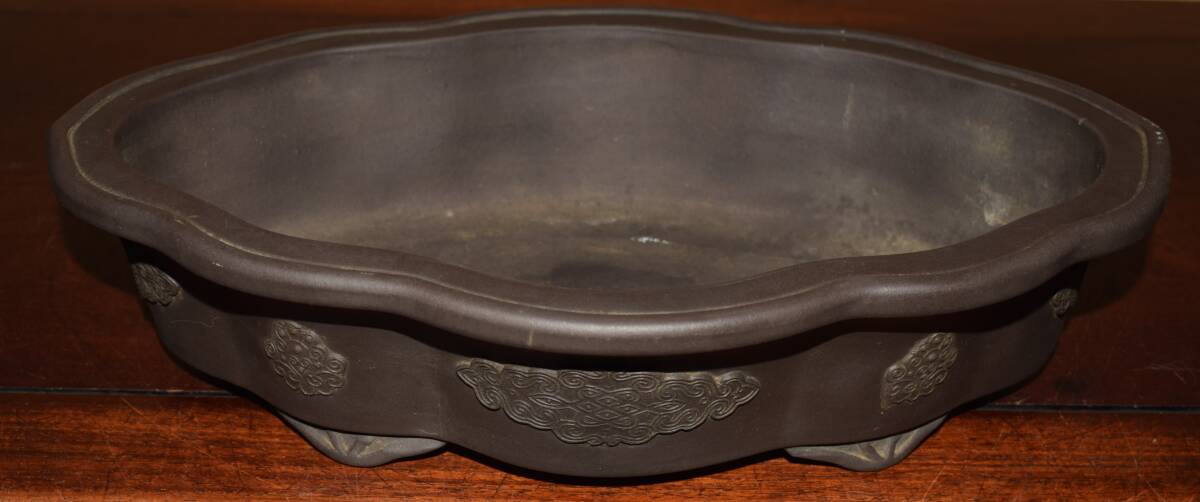  China old tray vessel < middle . Tang thing * black mud *...* comming off carving pattern map * mud taste eminent * practicality eminent * middle goods size > out .. legs . tree . pot * interval .31,7cm
