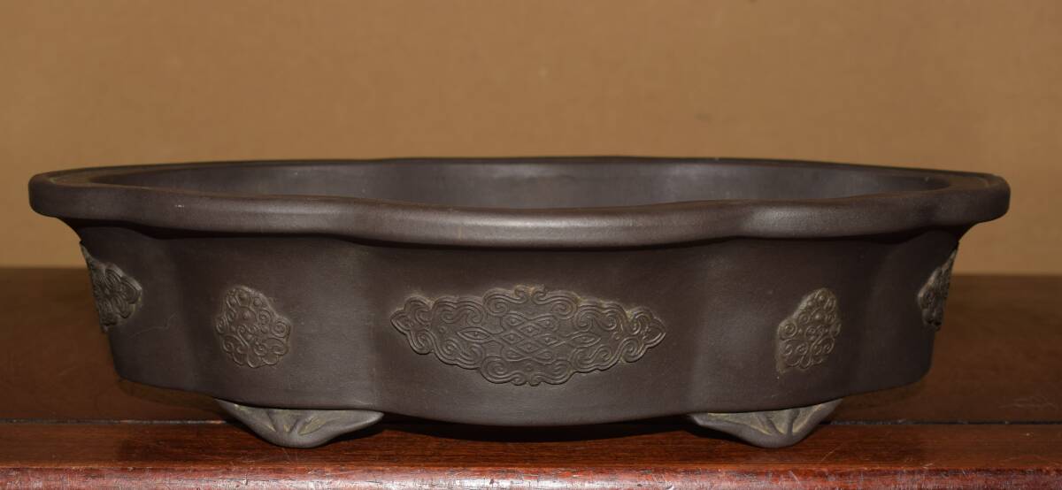  China old tray vessel < middle . Tang thing * black mud *...* comming off carving pattern map * mud taste eminent * practicality eminent * middle goods size > out .. legs . tree . pot * interval .31,7cm