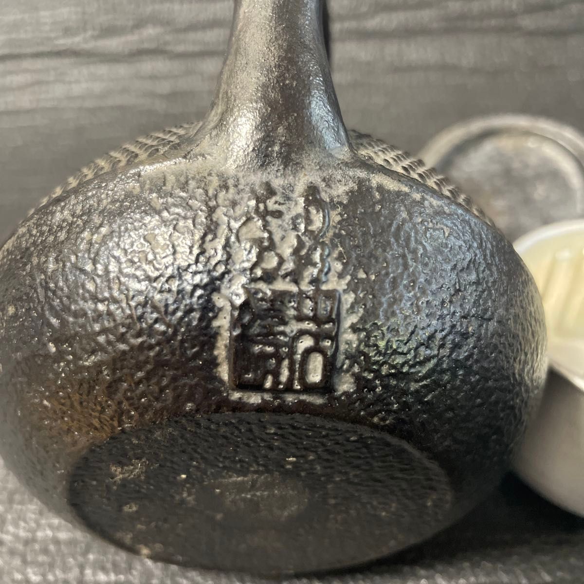 南部鉄器 鉄急須 志ほり 鈴蘭交通 1966年 鉄瓶 急須 茶道具 鉄器 南部鉄器 鉄急須 志ほり 鈴蘭交通 1966年 鉄瓶 急須 茶道具 鉄器