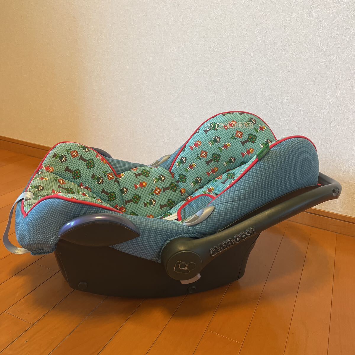  детское кресло maxi kosiMAXI-COSI детское кресло 