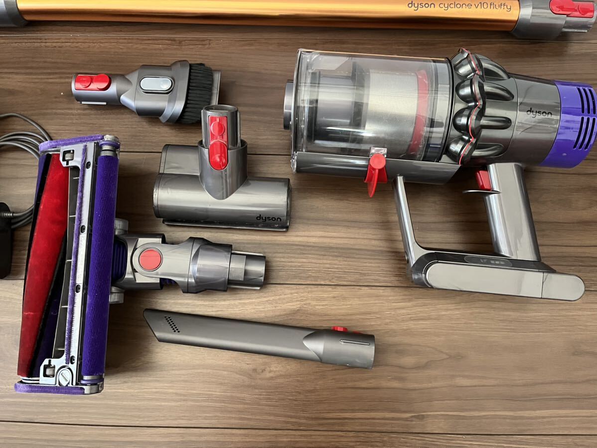 美品動作確認済　dyson SV12 コードレスクリーナー V10 fluffy 掃除機 フラッフィー ダイソン 洗浄 除菌済　フルセット_画像3