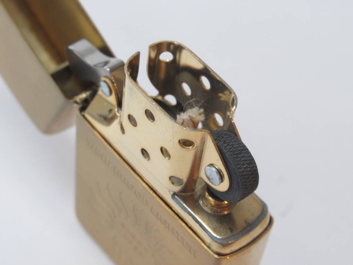 D33〇ZIPPO ※未着火 WIND PROOF solid brass 2001年製 ジッポロゴ ソリッドブラス オイルライター 喫煙具 真鍮の画像3
