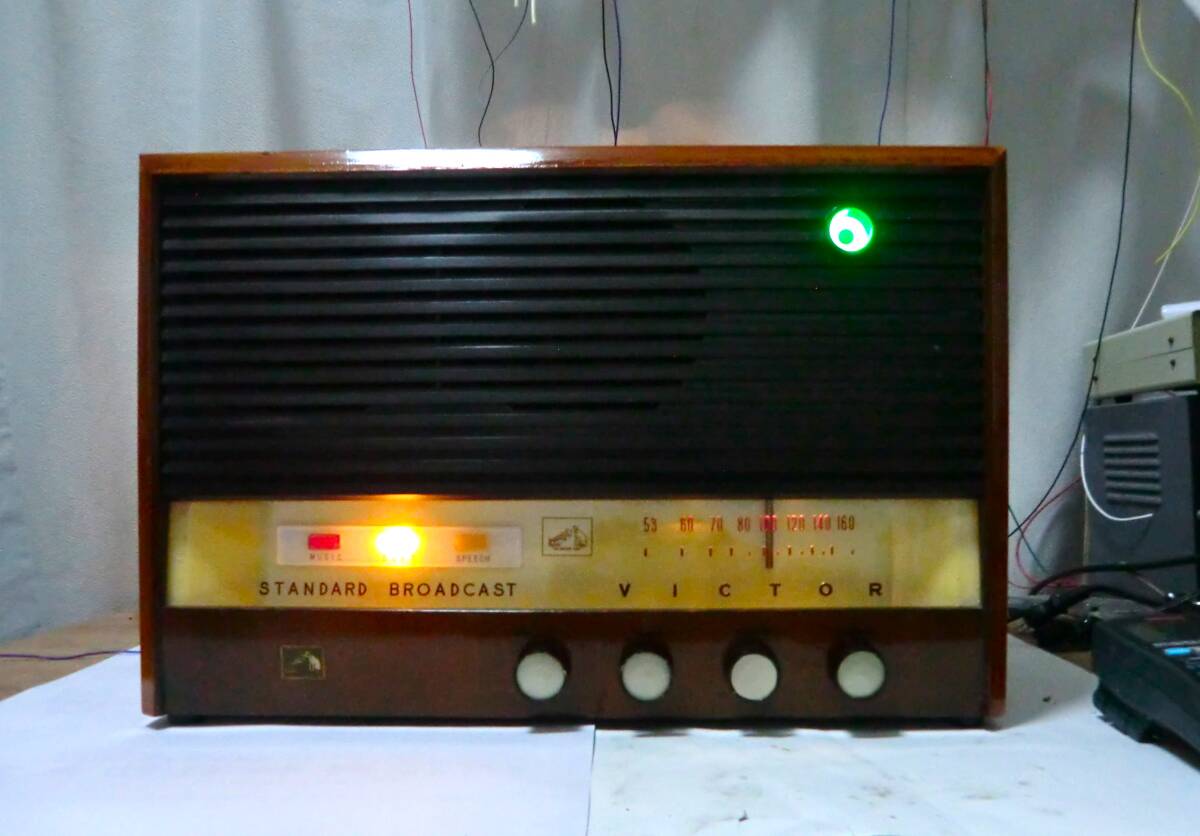 整備済・ビクター製 マジックアイ付 ５球スーパーラジオ（R-604）_受信中の本体正面の画像です