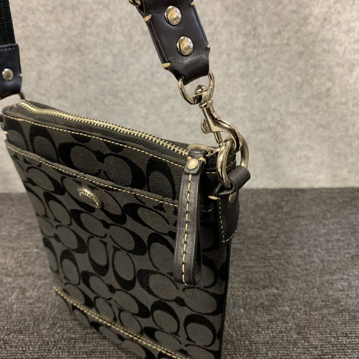 ◎【売り切り】COACH（コーチ）シグネチャー 斜め掛け ショルダーバッグ _画像4