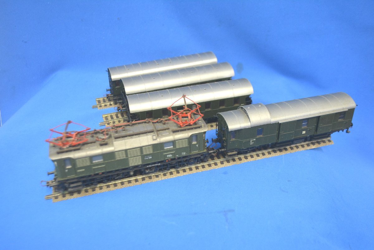 **ROCO E44 506 electric locomotive passenger car 4 both attaching junk treatment **