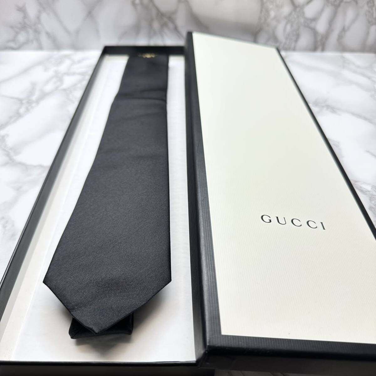 極美品 現行タグ 激レア GUCCI ネクタイ シルク97% 蜂ロゴ ワンポイント ソリッド ソーホー ナロータイ ブランドロゴ 刺繍 ブラック 送料込_画像3