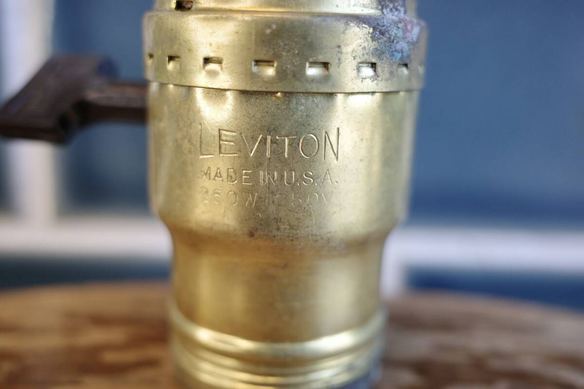 ビンテージ ５０’s LEVITON ソケット 真鍮 E26 電球ソケット 照明 アメリカ製 インテリア アメリカンハウス DIY ガレージ　ライト_画像3