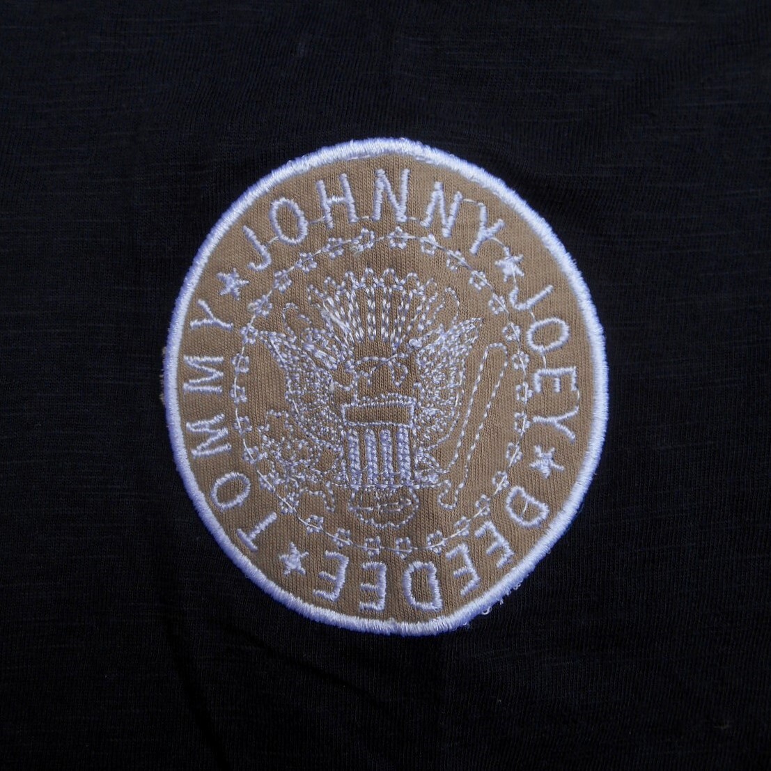 新品 未使用 正規 RAMONES ラモーンズ 半袖 Tシャツ M ネイビー 紺 ロゴ刺繍パッチ BRAVADO ROCK OFF ブラヴァド ロックオフ 白 ベージュ