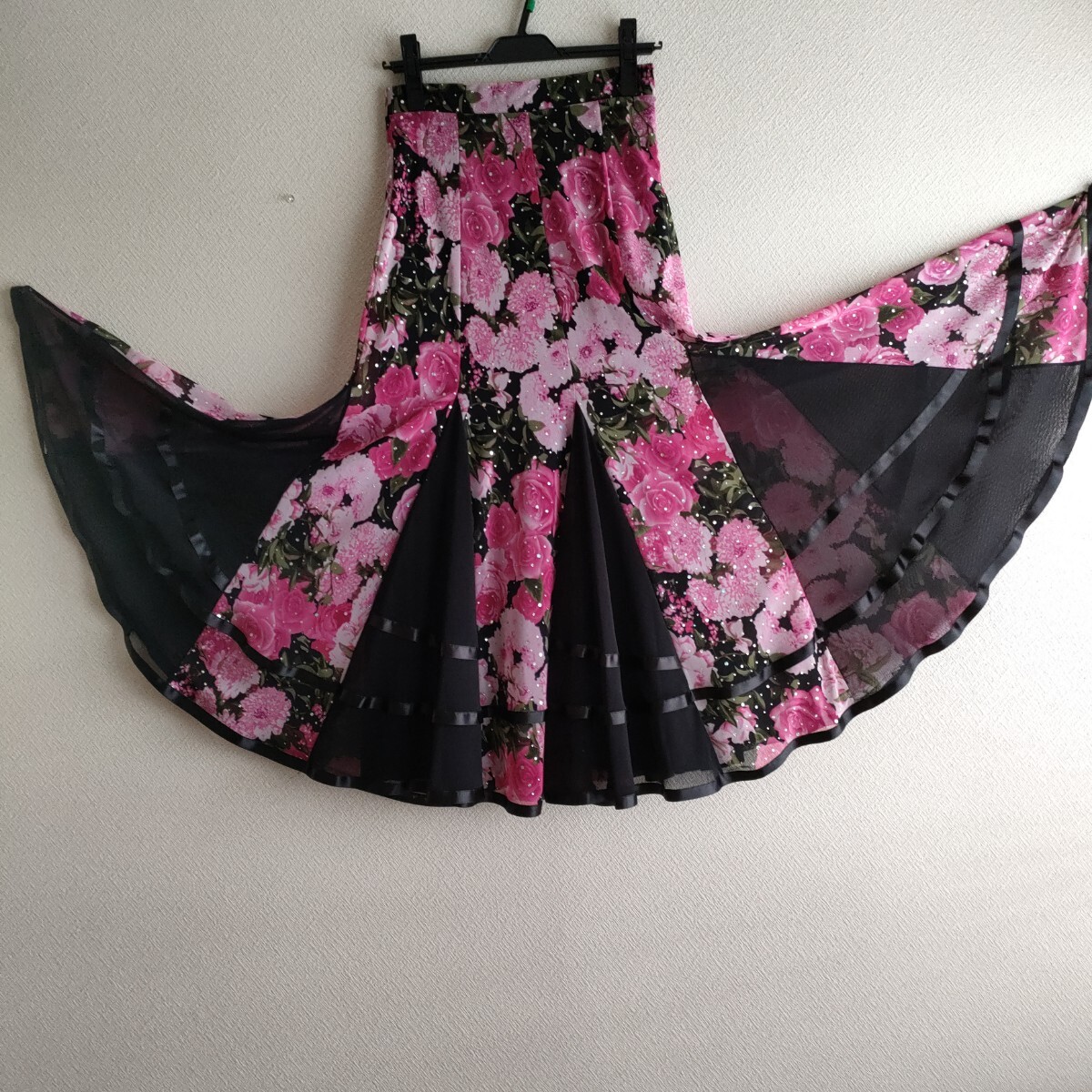 社交ダンス　素敵なピンクの花柄のロングスカート