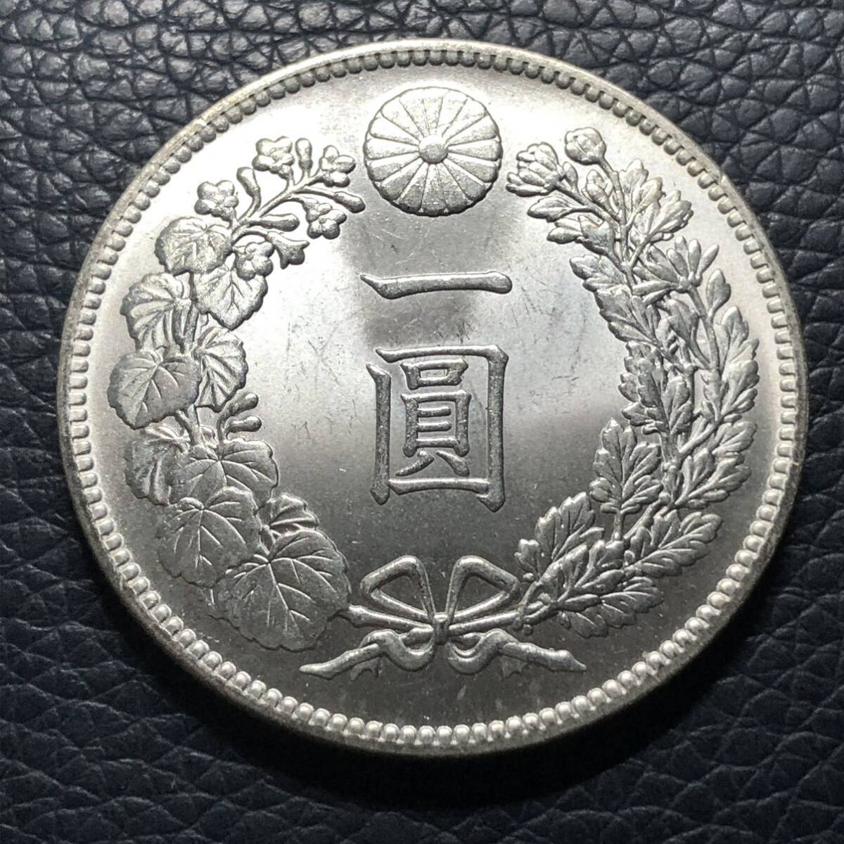 日本古銭 新1円銀貨　明治17年　貨幣 竜 菊紋 貿易銀　一円銀貨 大型銀貨_画像1