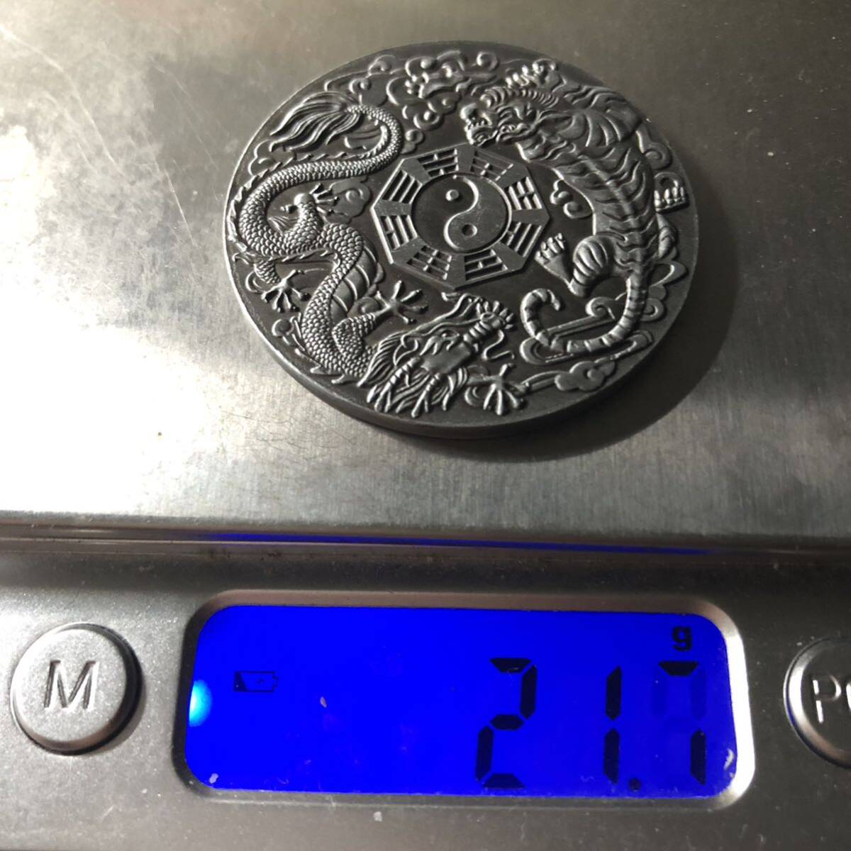 外国古銭 イギリス 龍騰虎躍 八卦 エリザベス2世 記念硬貨 大型硬貨 カプセル付きの画像5