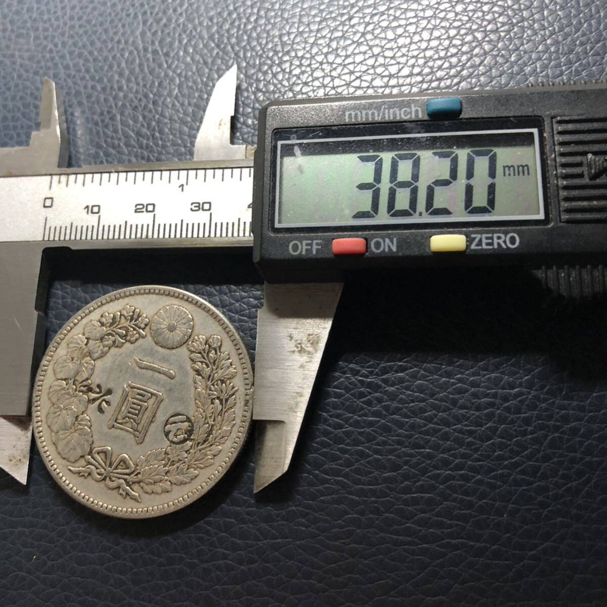日本古銭 新1円銀貨 明治39年 貨幣 丸雲 刻印あり 竜 菊紋 貿易銀 大型銀貨 の画像3