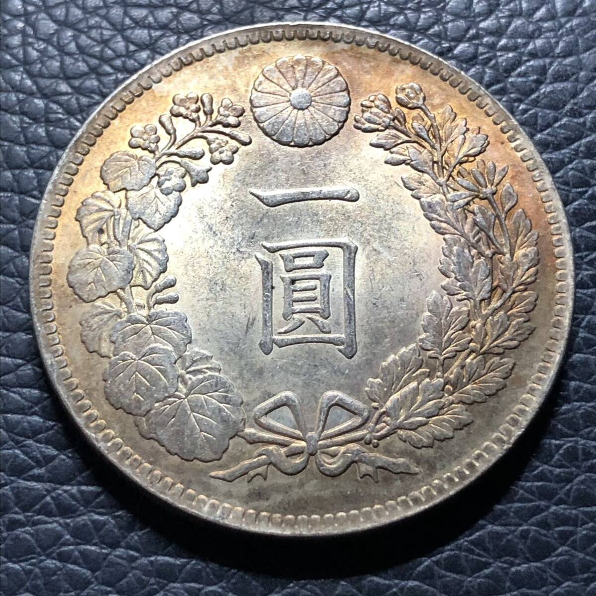 日本古銭 新1円銀貨　明治25年　貨幣 竜 菊紋 貿易銀　一円銀貨 大型銀貨_画像1