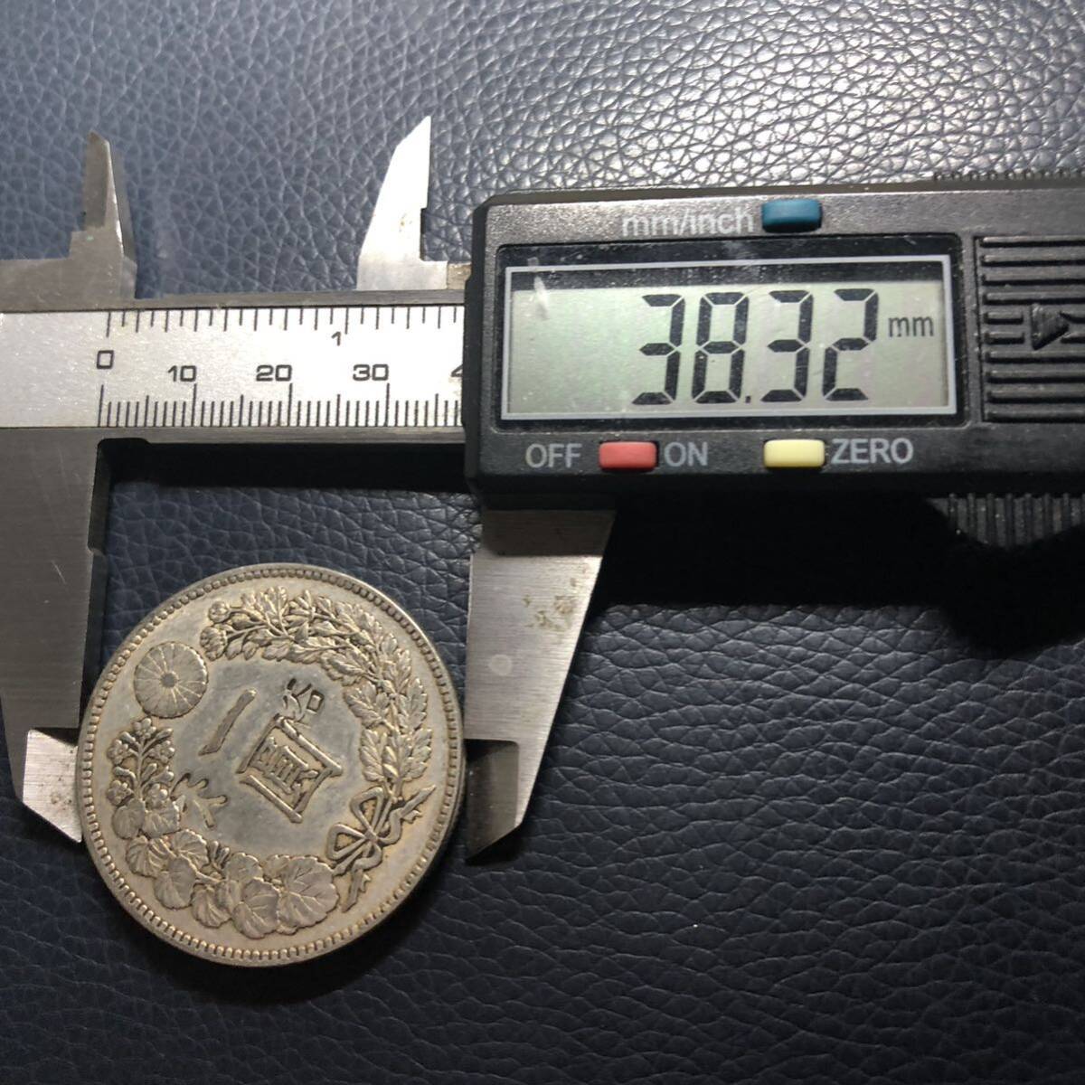 日本古銭 新1円銀貨　明治7年　貨幣 刻印あり　竜 菊紋 貿易銀　大型銀貨 _画像3