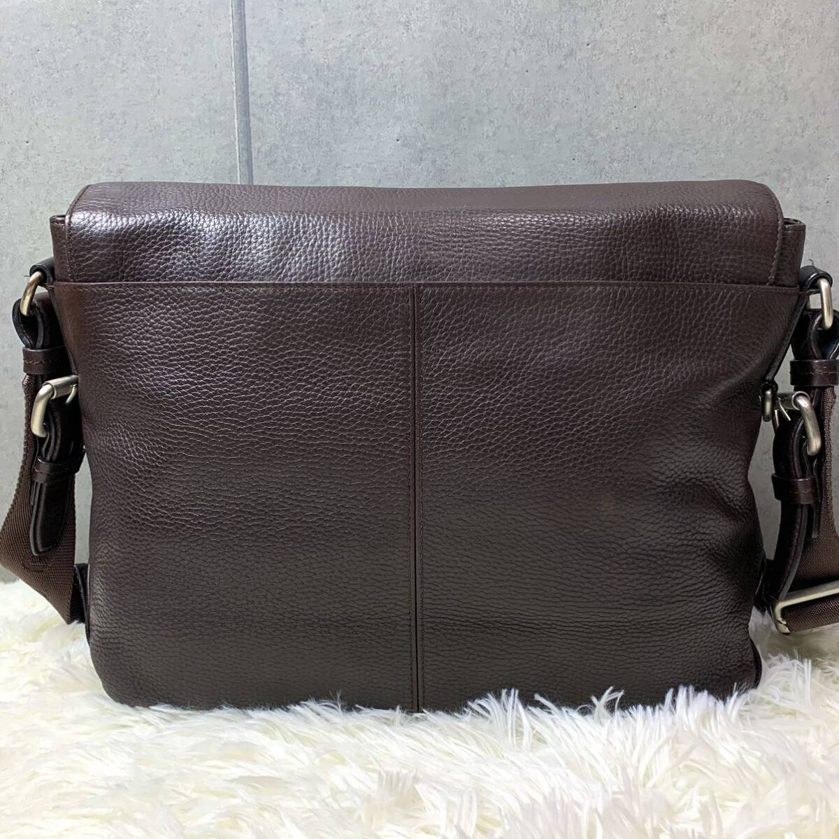  beautiful goods / rare *HUGO BOSS Hugo Boss men's messenger bag shoulder bag leather wrinkle leather Brown tea color Logo A4 storage diagonal ..