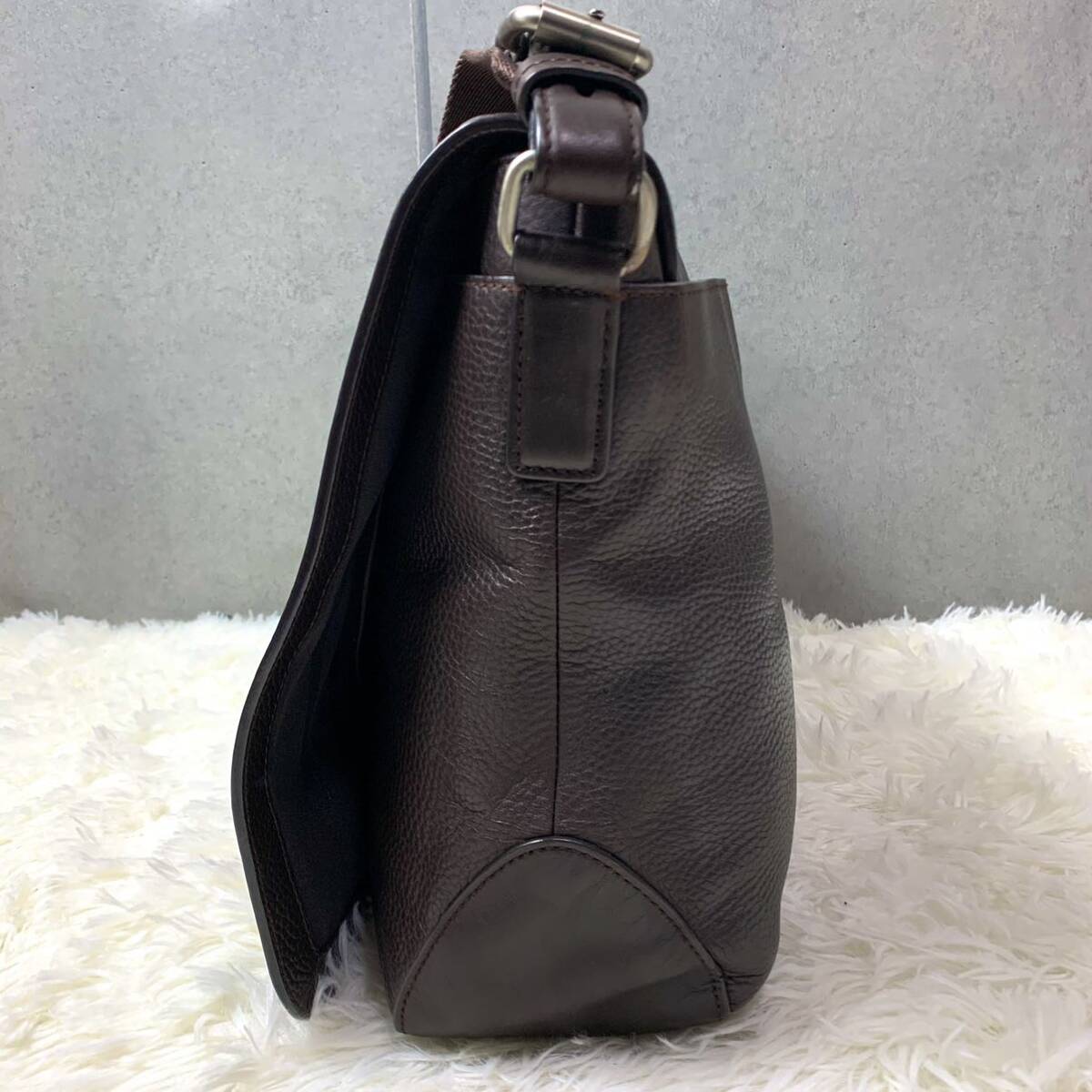  beautiful goods / rare *HUGO BOSS Hugo Boss men's messenger bag shoulder bag leather wrinkle leather Brown tea color Logo A4 storage diagonal ..