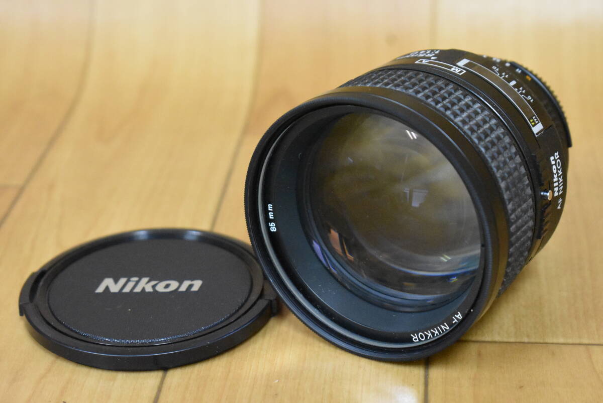 うぶ品　Nikon　AF NIKKOR　85mm　1:1.4D　ニコン カメラレンズ　未確認 未整備品_画像1