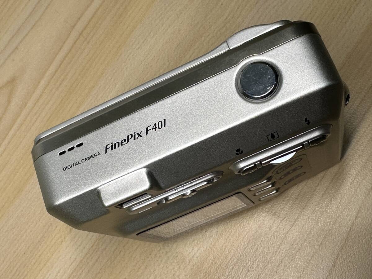4488] 通電確認済み FUJIFILM 富士フィルム FinePix F401 シルバー デジタルカメラ オールドカメラ バッテリー 充電用ケーブル付きの画像5