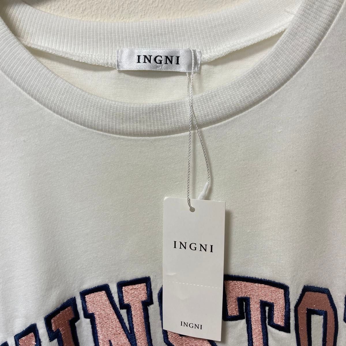 [新品] INGNI (イング)フロッキーカレッジロゴ半袖Tシャツ