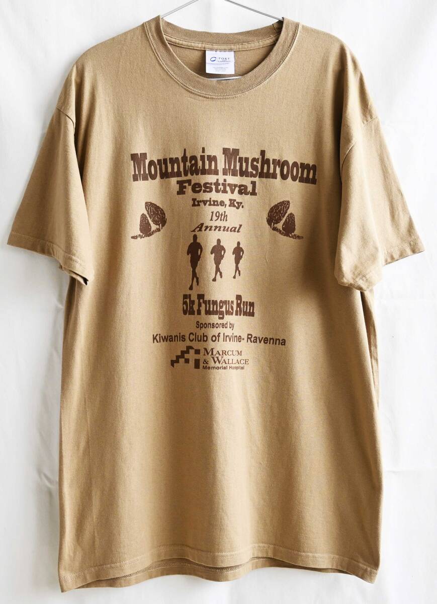 即決【Mountain Mushroom Festival】フェスティバル Tシャツ/L/カーキ/ケンタッキーきのこフェス/PORT&COMPANY/マッシュルーム(nk-244-3-3)_画像1