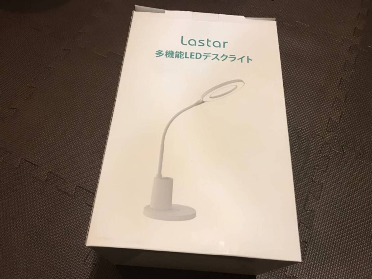 目に優しいスタンドライト、多角度調整機能付き