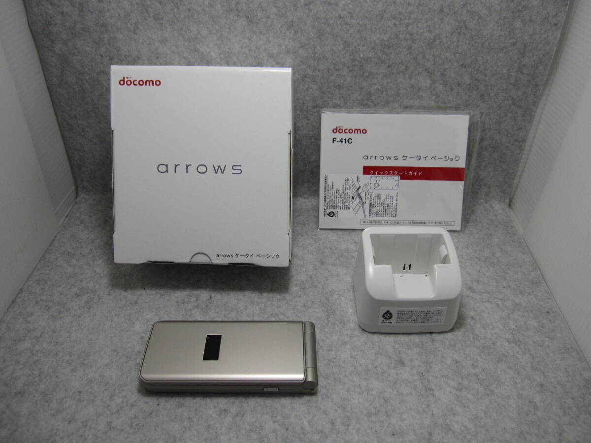 ★ドコモ　アローズ　ARROWS ケータイベーシック F-41C　ゴールド★中古品★使用頻度少ない美品★　_画像1