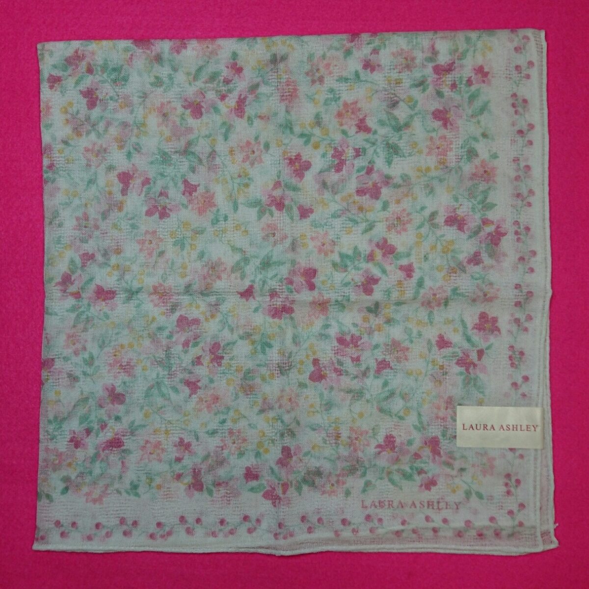 【未使用新品】　LAURA　ASHLEY　ローラアシュレイ　ハンカチ　62　8296_１/４画像です。