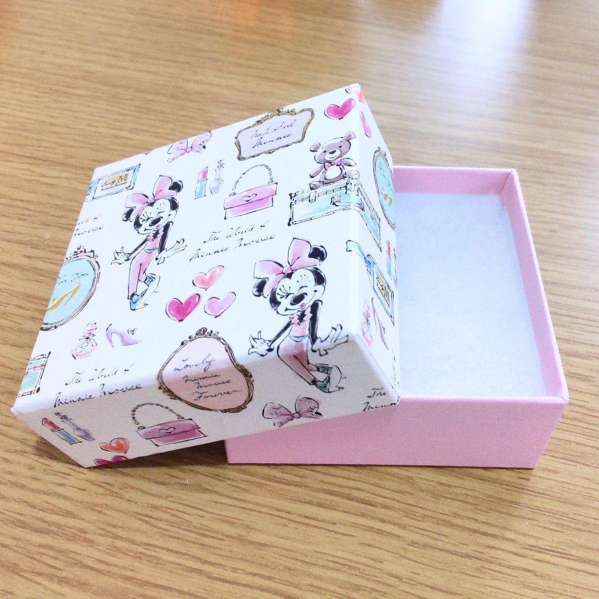 美品】ミニー ギフトボックス パールホワイト×ピンク コスメ柄 美品】ミニー ギフトボックス パールホワイト×ピンク コスメ柄
