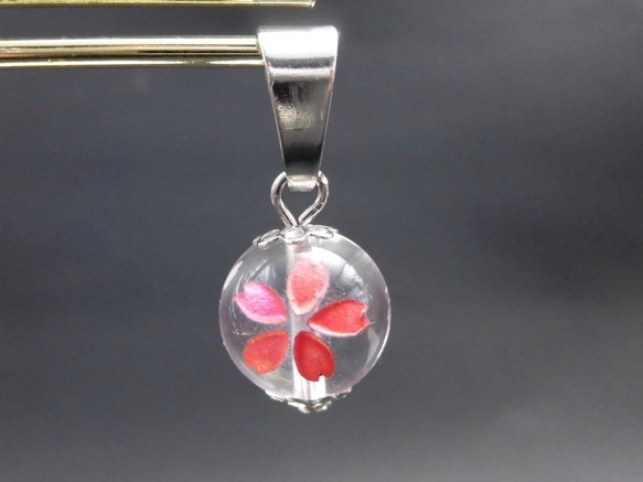 [4 month birthstone ] Sakura carving crystal. pretty pendant top 265