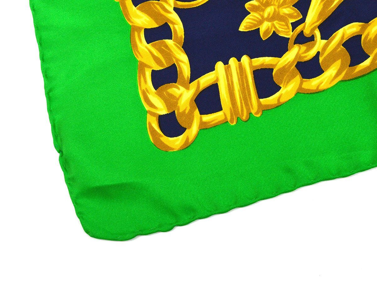 175150◆美品 CELINE セリーヌ 大判スカーフ シルク グリーン 緑 ゴールド ネイビー チェーンモチーフ レディース ファッション/ Gの画像5