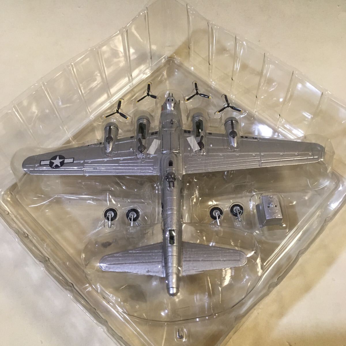 ドラゴン B-17G Flying Fortress フライングフォートレス THE SILVER LADY 358th BS 1945 1/144 (M-419)_画像9