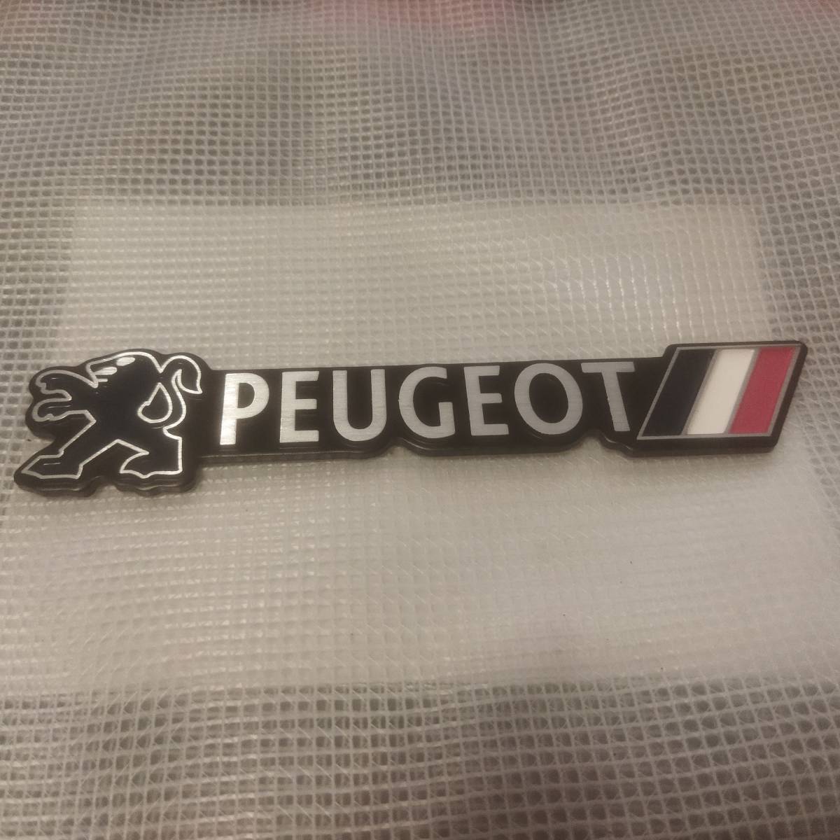 PEUGEOT(プジョー)　エンブレム　縦3.5cm×横16cm×厚4ｍｍ 　アルミ製　送料無料　⑥ プジョー_画像1