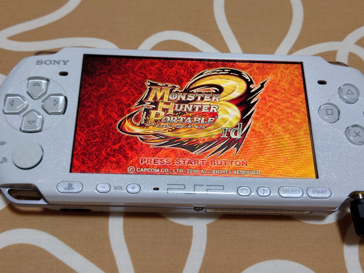 PSP 3000 本体 ホワイト バッテリー 充電器 メモリースティック_画像4
