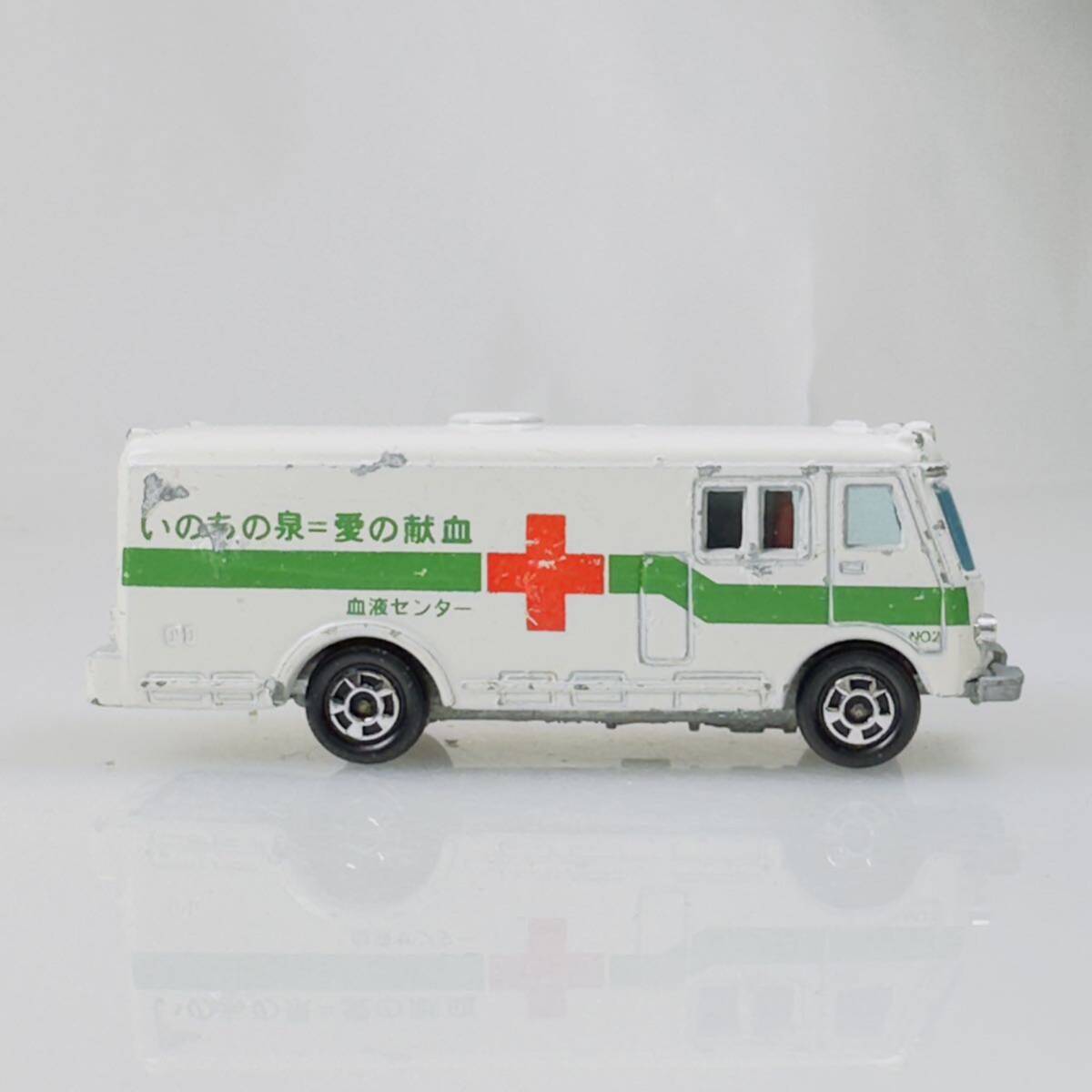 70 トミカ 日本製 No.8 S=1/122 いすゞ バス 献血カー いのちの泉=愛の献血の画像5