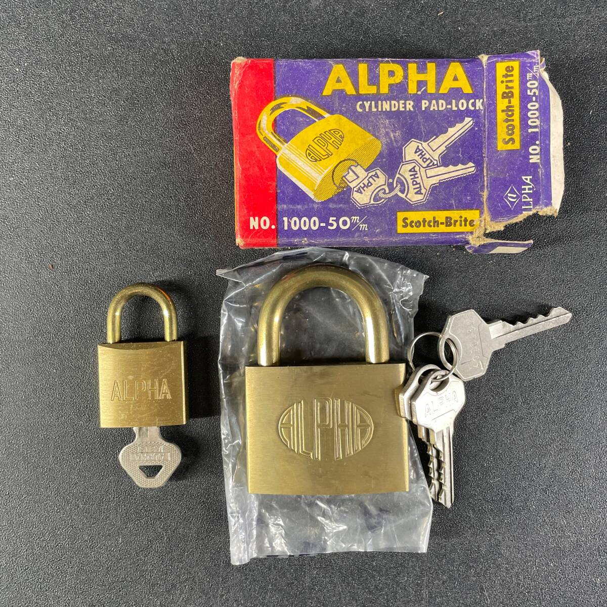 o summarize 2 point ALPHA CYLINDER PAD-LOCK /NO.950-25mm/NO.1000-50mm/ Alpha cylinder south capital pills lock locking key crime prevention /u34b