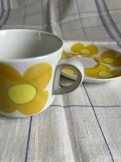 ◎ARABIA アウリンコ（Aurinko）花柄[黄] コーヒーカップ＆ソーサー 北欧ヴィンテージの画像2
