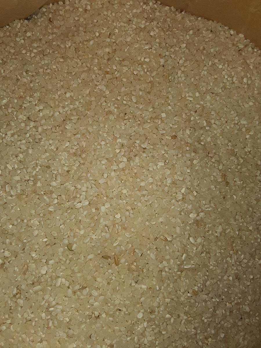 虫多め　限定　増量３０キロ　砕米25kg→30kg　飼料米　鳥のえさ　くず白米　砕米　精米　砕け米　飼料米　送料無料　ペットのえさ　くず米_画像1