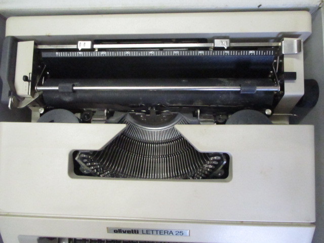  antique *olivettiolibeti typewriter * LETTERA 25