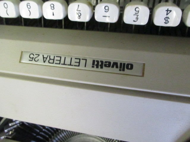  antique *olivettiolibeti typewriter * LETTERA 25
