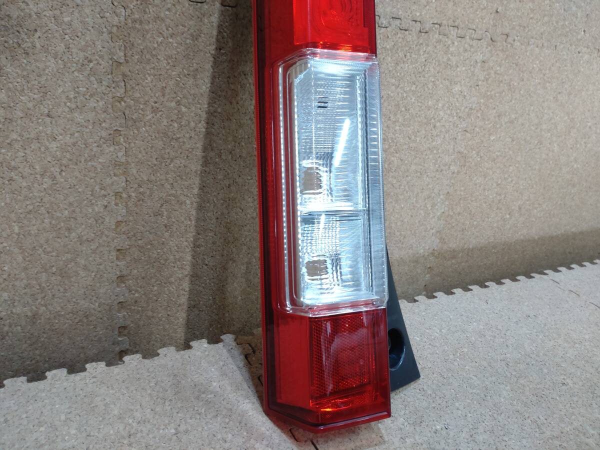 【美品】ホンダ N-VAN JJ1 JJ2 左テールランプ LED KOITO コイト 220-6228L 33551-TXA-J01 打刻 E【R6-1846B-K】_画像3