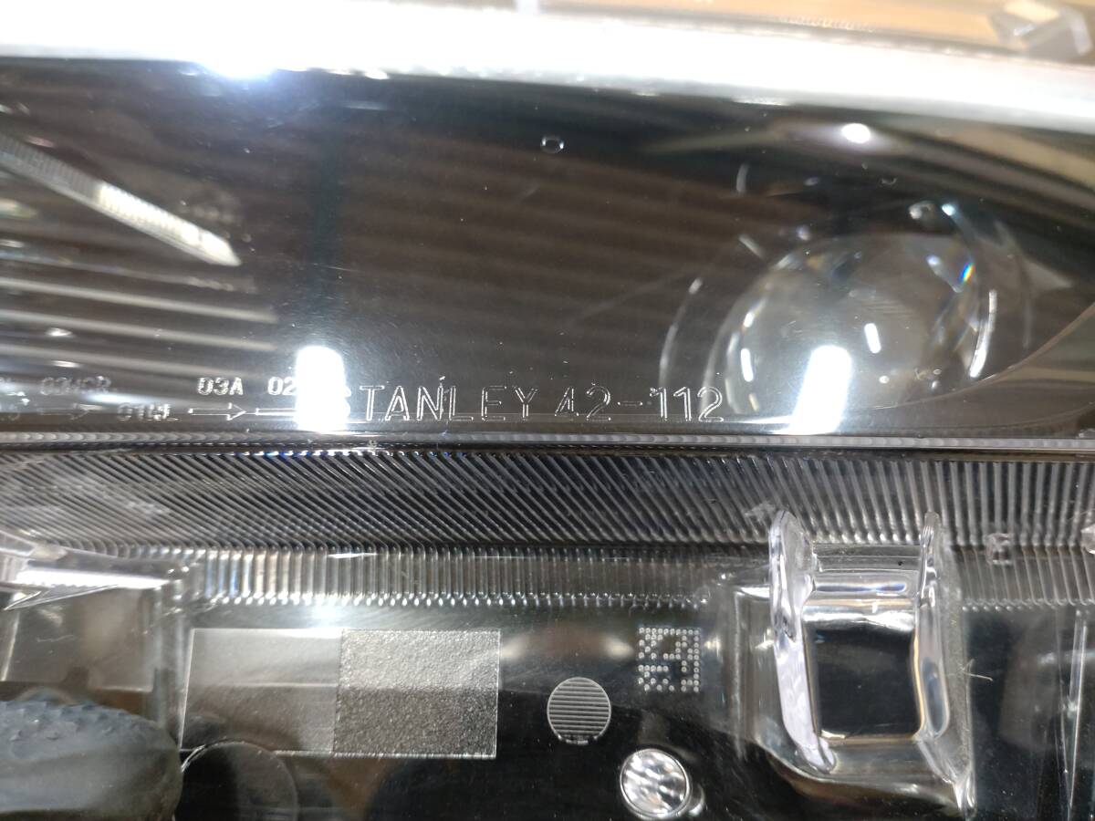 【美品】トヨタ RAV4 ハイブリッド AXAH52 AXAH54 後期 左ヘッドライト LED STANLEY スタンレー 42-112 81185-42E00 打刻 J【R6-1866C-K】_画像9