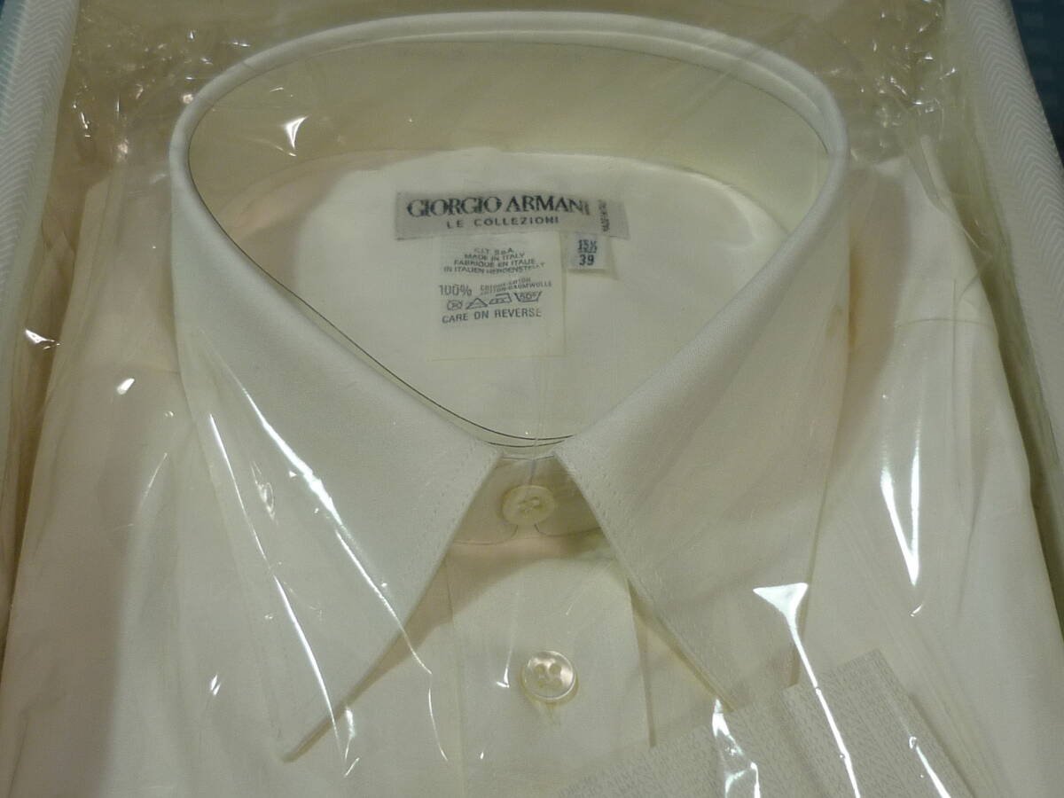 G.アルマーニ　ドレスシャツ　サイズ３９　白無地　綿１００％　伊製（旧ロゴ）_画像2