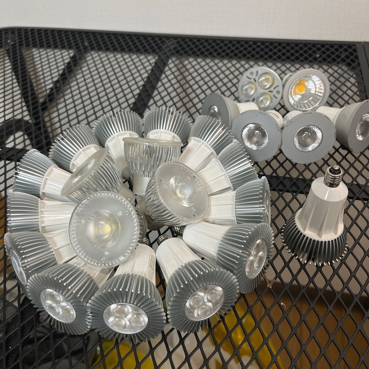 E11 LED球 & スポットライト ダクトレール ハロゲン球 LED使用可能 【おまけ】引掛シーリング コンセント フック　アダプタ 什器 店舗_画像2
