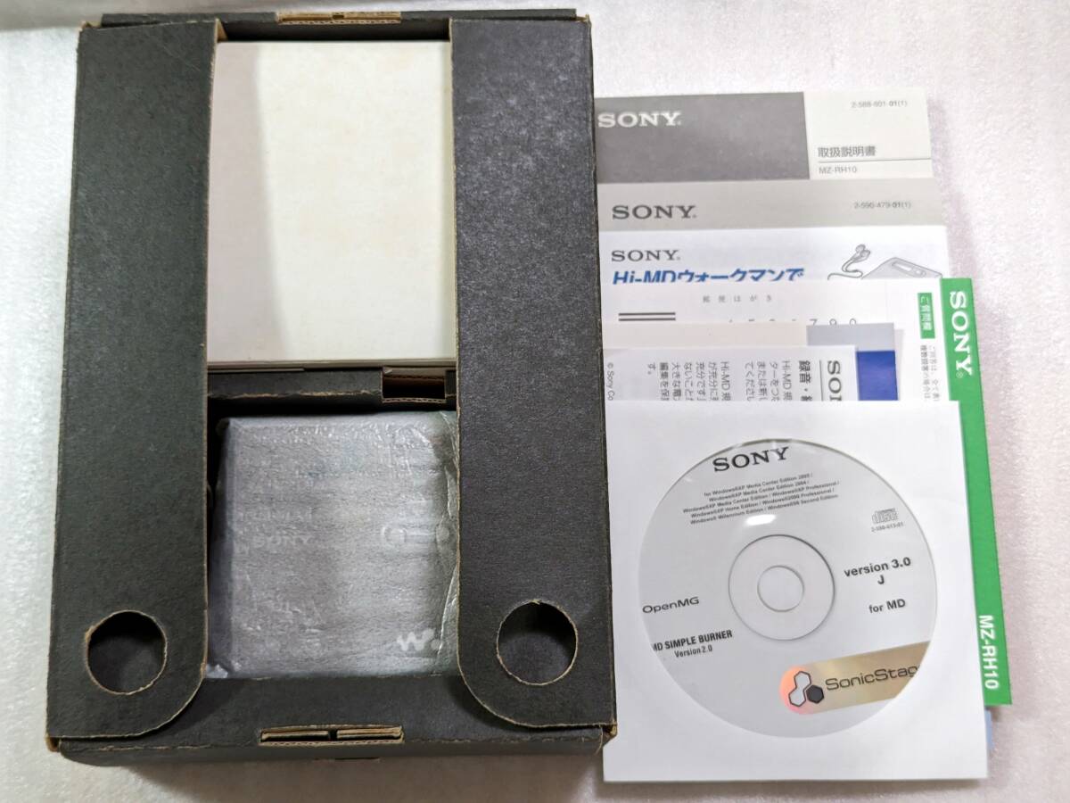 送料無料 レア 未使用保管品 SONY MZ-RH10 シルバー 有機ELディスプレイ初搭載ウォークマン 高音質デジタルアンプ搭載 Hi-MDウォークマン_画像3