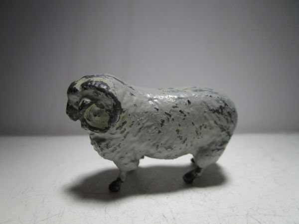 1930~40 period Vintage Britain made .... objet d'art (Lead made ) old toy / miniature toy / geo llama toy 